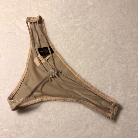 Victoria’s Secret NWT Thong - Picture 2 of 3